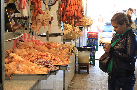 Bolivia registró inflación negativa de -0,12% en marzo, pero el pollo subió más de 11%